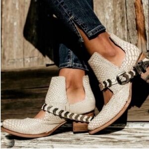Free Bird Blade bootie - white - excellent used condition. Size 9 true to size.
